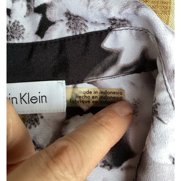 Calvin Klein Floral Print Black & White Blouse Uneven Hem Size Small - Picture 6 of 11